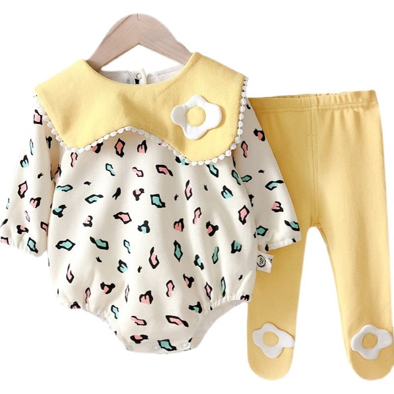 婴儿连体秋衣装新款网红外出三角哈衣3-6个月女宝宝包屁衣套装