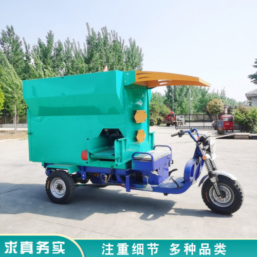 养殖场电动撒料车牛羊养殖双向投料车奶牛场饲草喂料车工作视频