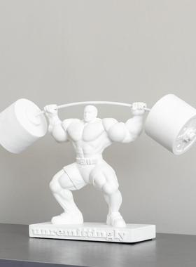 创意简饰约风举重抽4390举象人物雕脂塑摆件酒柜装品全以赴轻奢力