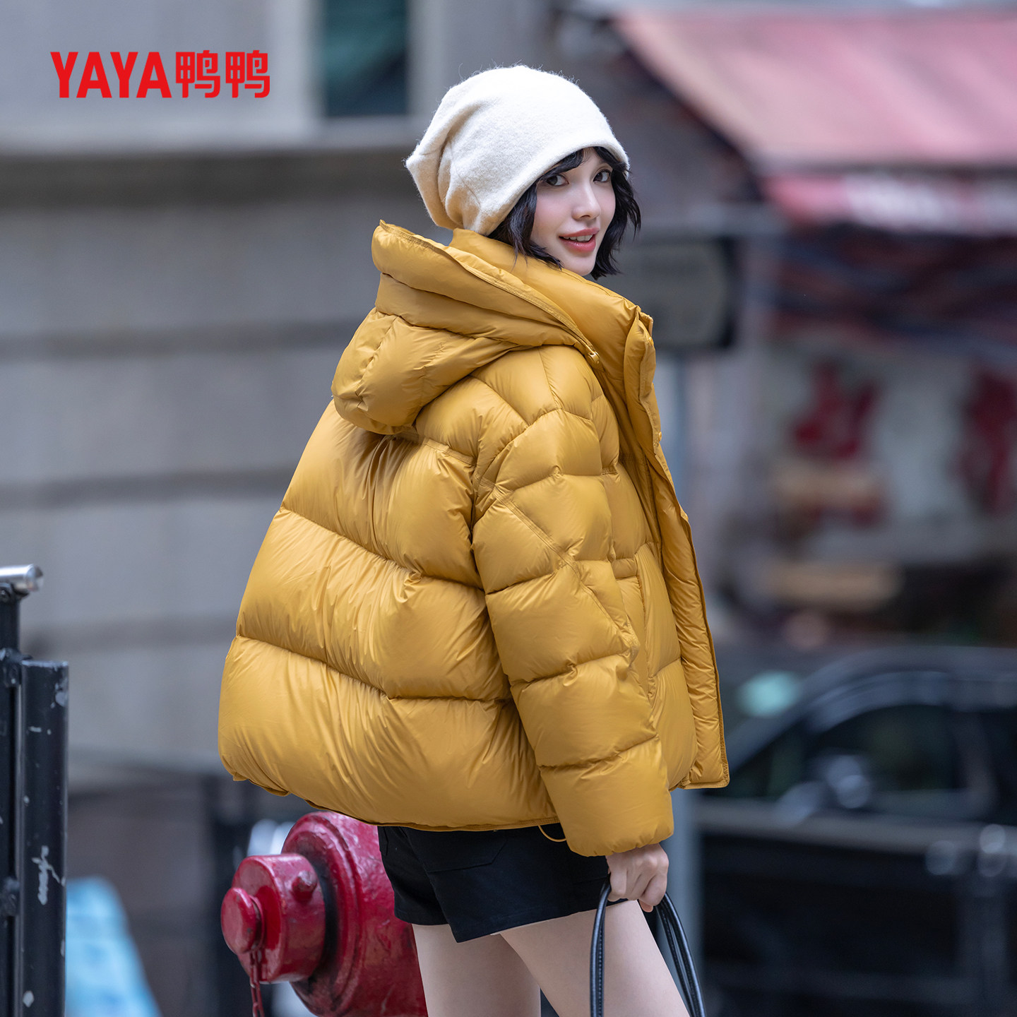 鸭鸭新款90绒时尚休闲舒适加厚保暖短款运动云朵羽绒服女秋冬外套