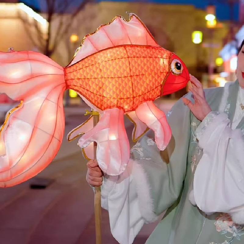 花灯鱼吊饰灯笼彩灯公园景区大型手举摇摆鲤鱼灯笼元宵巡游活动
