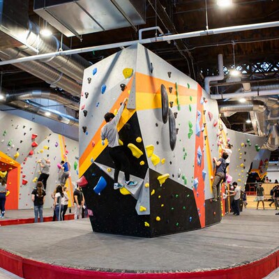 户外大型攀岩墙室内成人商场儿童攀爬抱石攀岩馆学校体适能馆定制