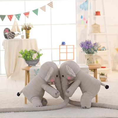 拥抱大象娃娃生日礼物给女孩给他们的女朋友和孩子，抚慰和睡眠与