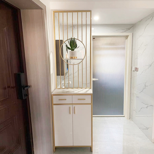 入户正对卫生间屏风隔断柜外置洗手漱台旁落N地玄关间厅柜客厅装