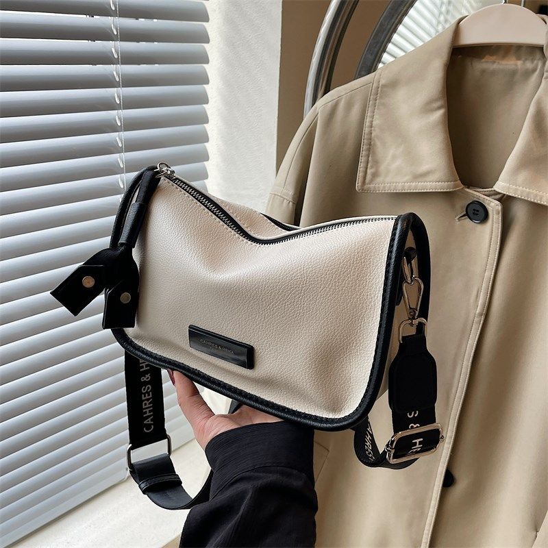 超火小包包女士2024新款宽肩带单肩包高级感小众百搭大容量斜挎包