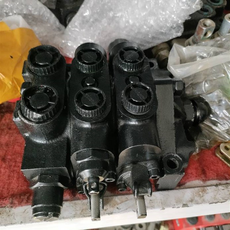 悍沃拖拉机配件  悍沃拖拉多路阀