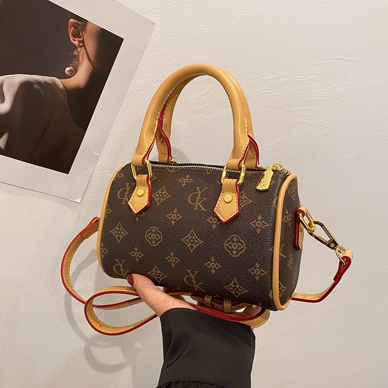 今年流行迷你小包包女2024秋冬新款手提枕头包百搭超火单肩斜挎包