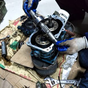 维修更换中航力源HST 无极变速器广联星光丰源谷王碧浪农夫收割机