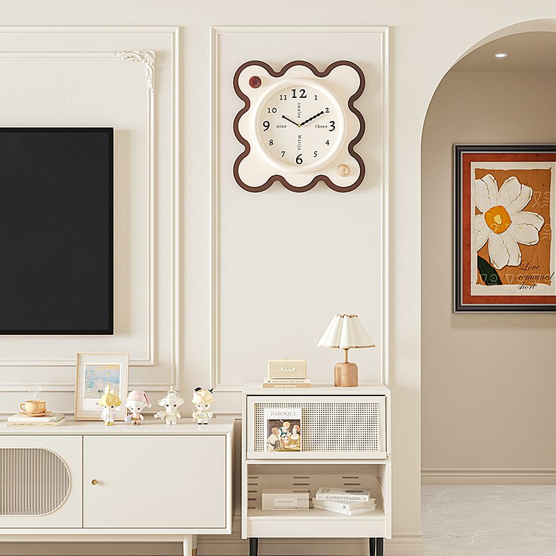奶油风客厅挂钟2025新款网红创意钟表O静音时钟挂墙简约现代