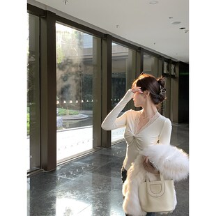 愉悦愉悦 v领拼接蕾丝打底T恤女春季纯欲设计感内搭长袖针织上衣