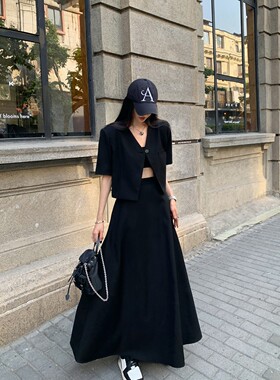 辰米范 黑色v领短袖短款西装外套女两件套新款高腰百褶半身裙套装