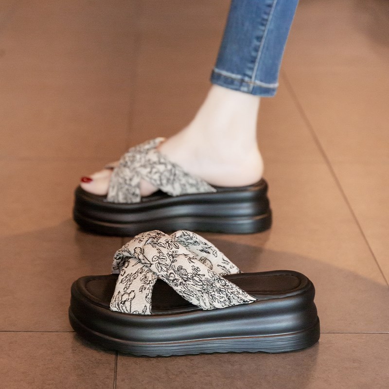 厚底凉拖鞋女夏季外穿2025新款百搭小个子松糕增高沙滩凉鞋高级感