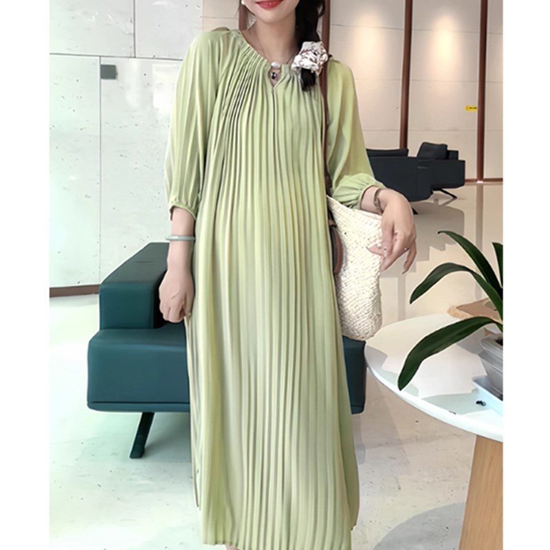 孕妇连衣裙春秋2025新款宽松显瘦遮肉仙女裙压褶气质圆领外穿长款