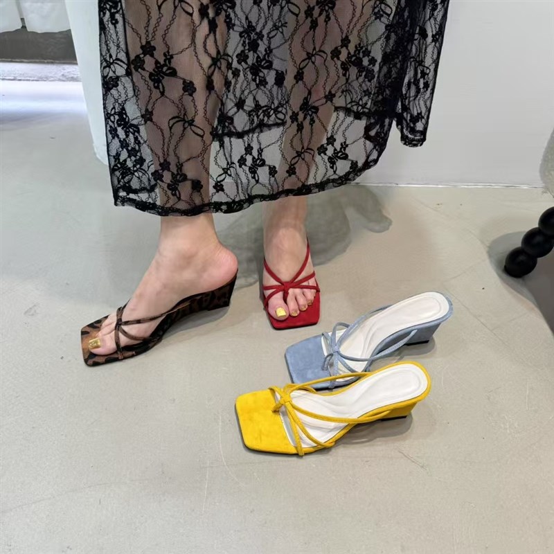 2025夏季新款方头交叉细带中跟豹纹夹脚人字拖坡跟厚底凉拖鞋女鞋