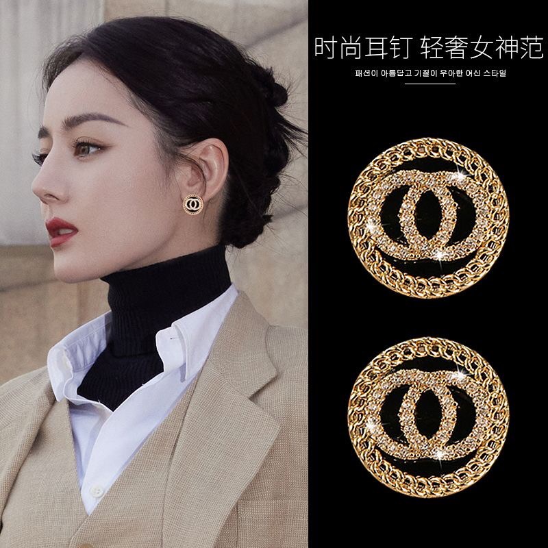 2025新款香风字母耳钉网红简约爆款轻I奢气质百搭高级耳饰银针饰