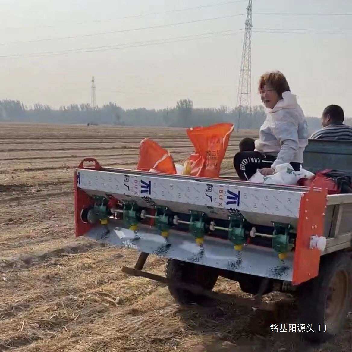 电动三轮车撒肥施肥机肥料手扶农具施肥器电动施肥机机械后置