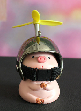 网红小猪车载摆件可爱电动u摩托平衡自行车头盔装饰品送男女生礼