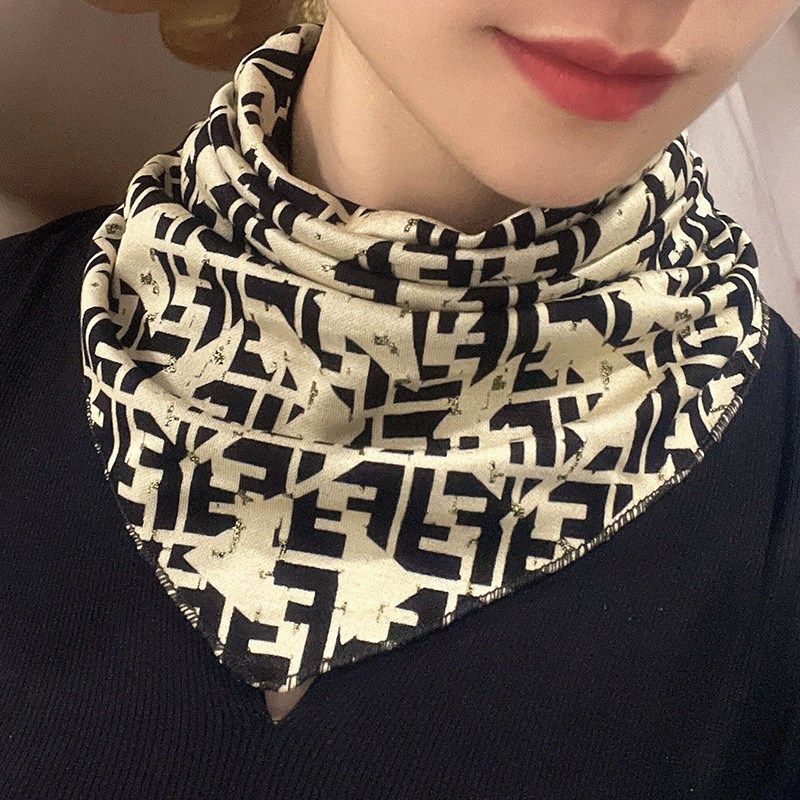新款围脖女春秋护颈脖套韩版百搭丝巾冬季薄女神扣假领子新款三角