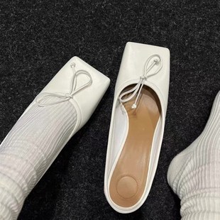 白色蝴蝶结小跟猫跟穆勒鞋2024夏季新款红色浅口金属跟凉拖小众