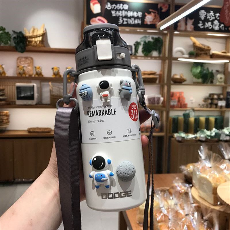 儿童保温杯大容量316不锈钢吸管杯子男女孩学生上学专用背带水壶