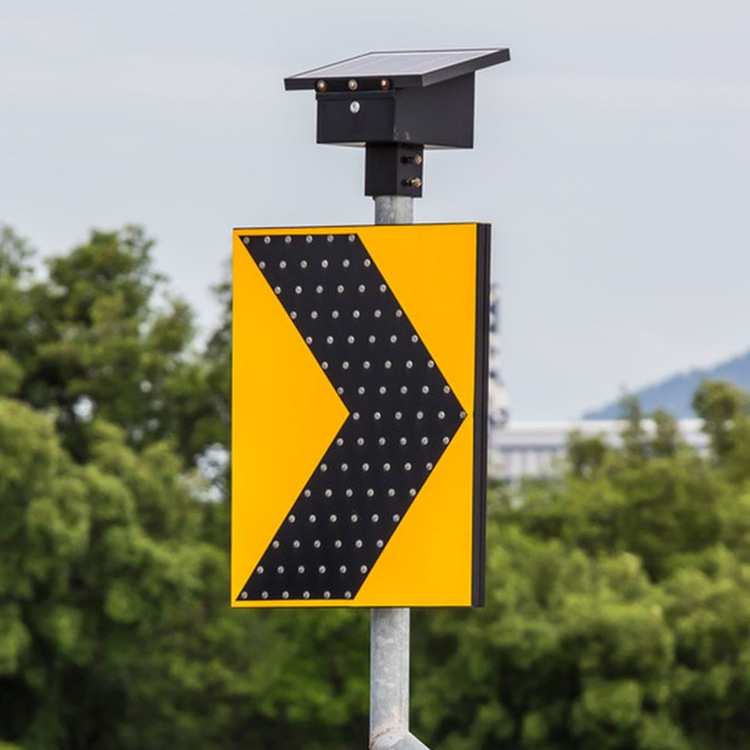 停车场出入口铝板导向牌太阳能线型诱导标志道路抢修指示牌