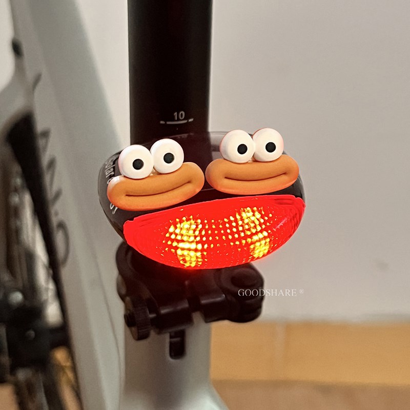 自行车尾灯太阳能夜骑p警示灯可爱卡通库洛米山地公路车充电车后