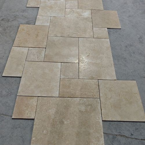 浅色米黄莱姆石瓷砖复古民宿客厅商铺户外凡尔赛组合拼Y地砖易打