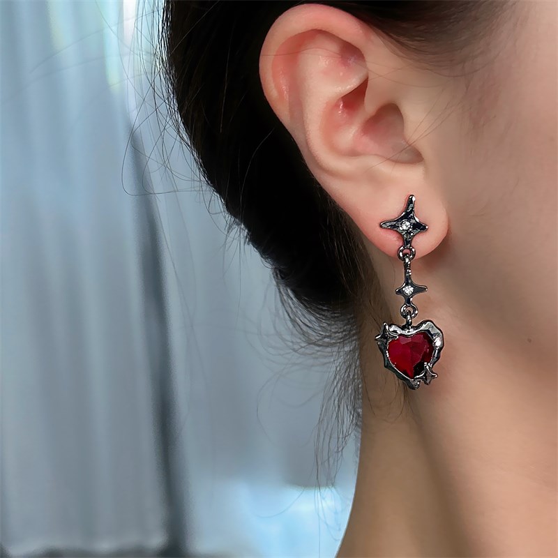 甜酷辣妹风红色爱心耳钉女高级感2024年新款爆款U轻奢气质大气耳