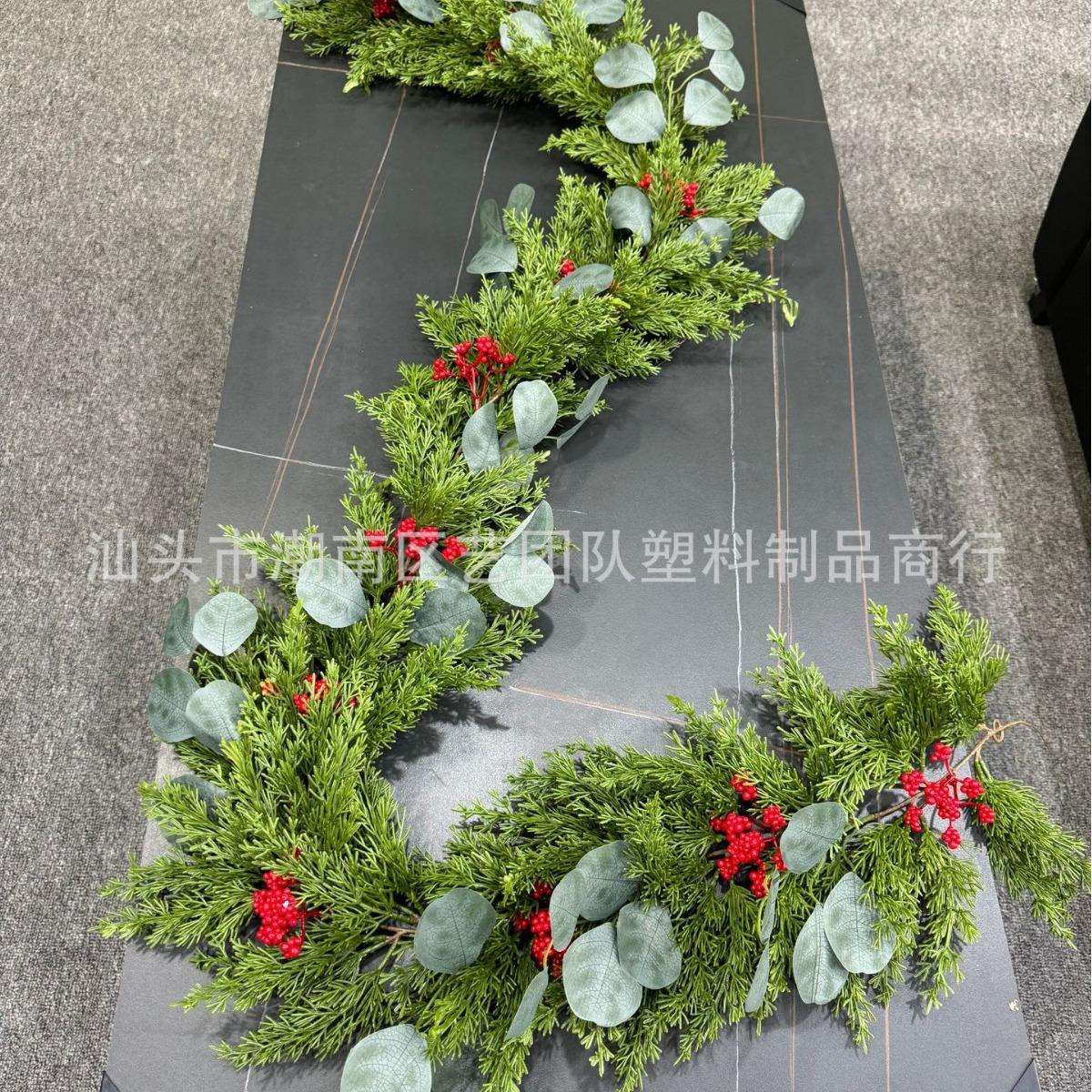 跨境亚马逊人造植物圣诞松针柏叶冬青果藤条圣诞节室内外装饰花环