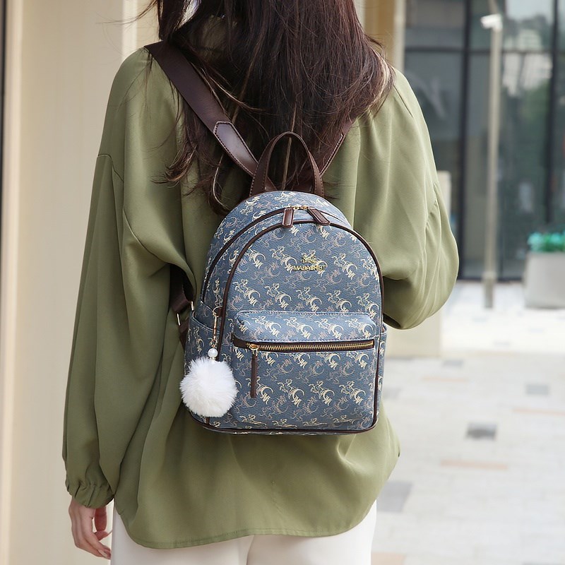 双肩包女旅游轻便高颜值小型设计感小众上班通勤旅行背包女士双肩