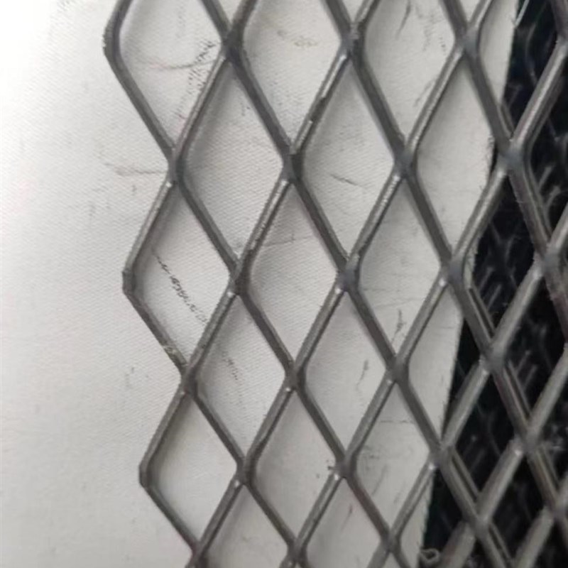红漆钢板网菱形铁k丝拉伸扩张网片果园养殖分隔阳台围栏网防护围