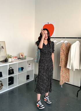 温柔风碎花短袖连衣裙女2025年夏季新款设计感V领长裙 wxl