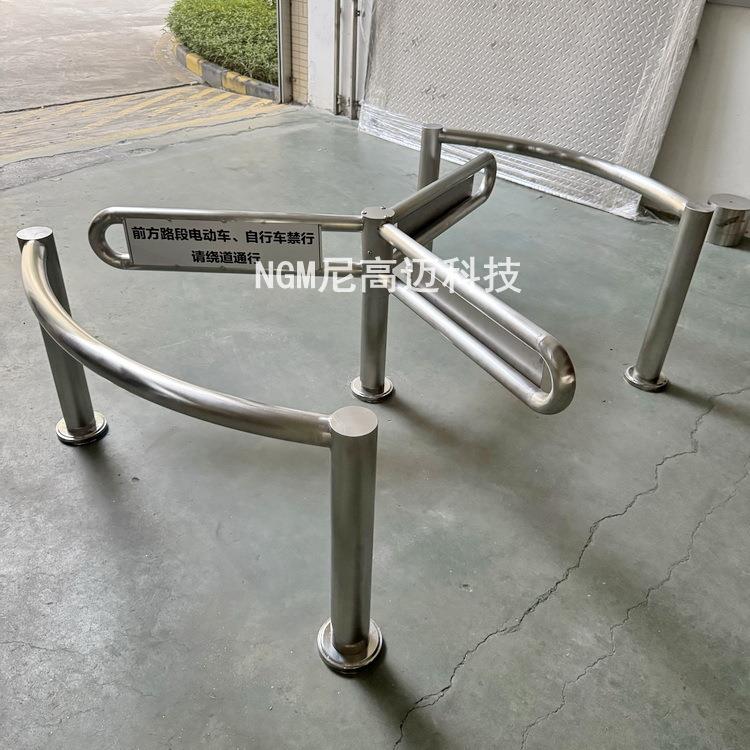 成品单项导向通道半高转闸,手推车轮椅进出单向旋转门,海口滚闸挡