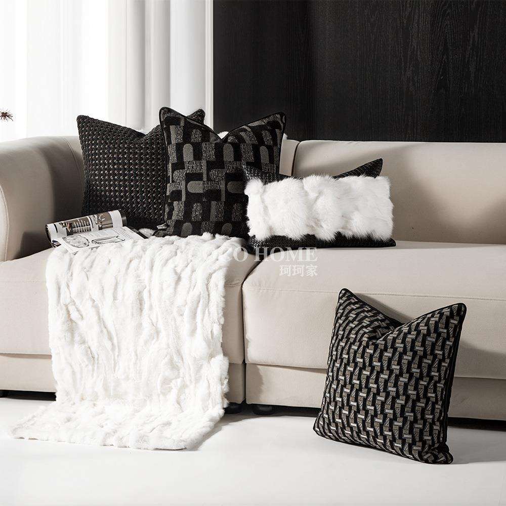 意式轻奢高档抱枕狐狸毛PU皮腰枕抱枕套客厅沙发靠垫创意黑色靠枕