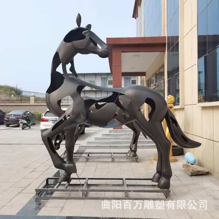 不锈钢镂空马雕塑定制 异形抽象动物雕塑仿铜色不锈钢雕塑图片