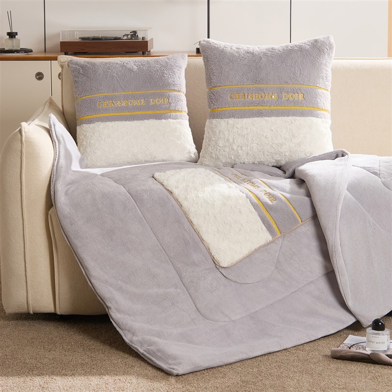 加厚牛奶绒盖毯抱枕被子两用汽车C上沙发靠垫枕头午睡二合一办公
