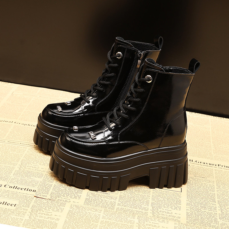 松糕厚底马丁靴女内增高漆皮小短靴今年流行的黑色女靴Z小个子女