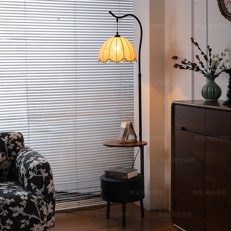 中古风落地灯客厅沙发旁高级感氛围装饰置物架卧室床W头柜一体台