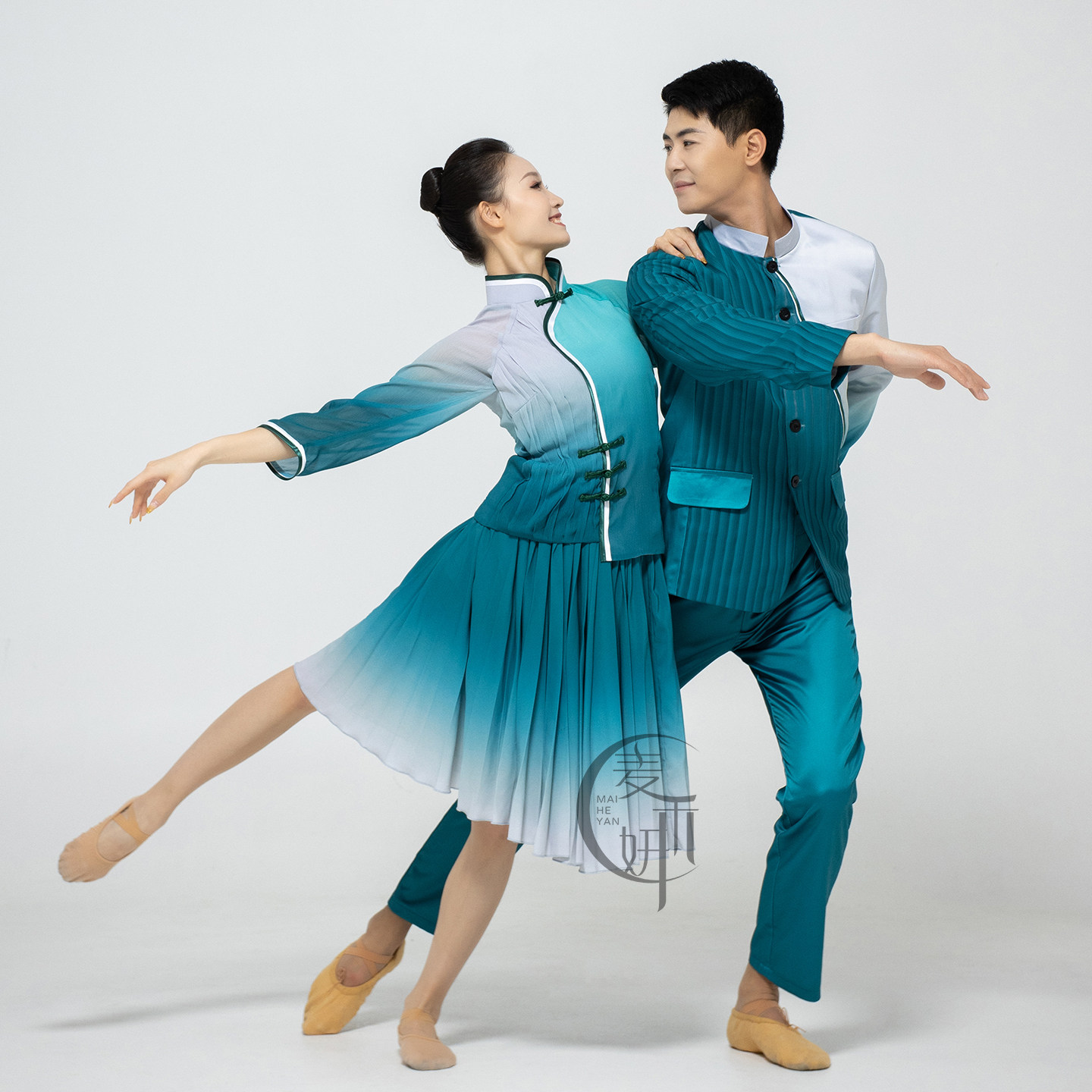 现代舞蹈服男女表演服套装中式立领盘扣百褶裙舞台演出服装逐光