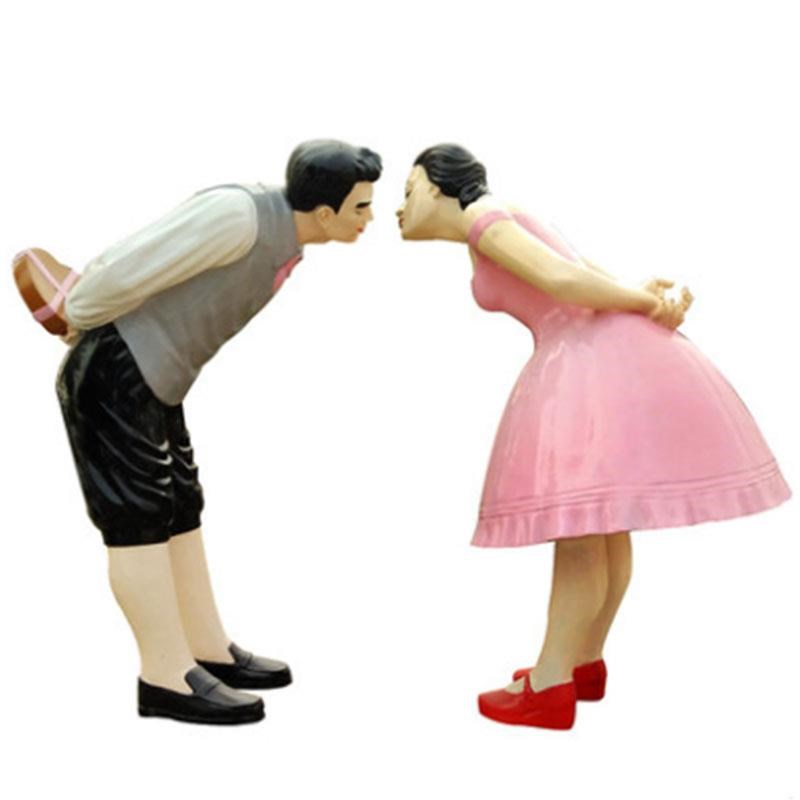 情侣摆件亲吻相爱男女骑自行车户外广场公园商业街玻璃钢人物雕塑