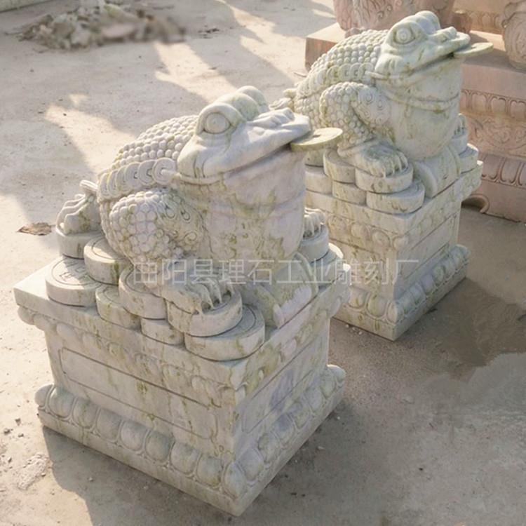 厂家供应石雕金蟾天然大理石石雕金蟾招财进宝金蟾工艺品雕塑摆件