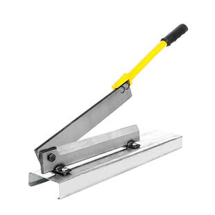 China Cut pork ribs and pig trotters with a guillotine