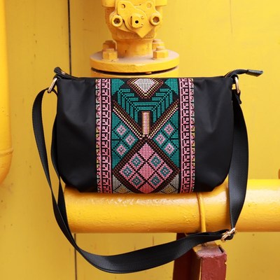 大容量横款女包高级感轻便刺绣斜挎包牛津布休闲手机包小众布艺包