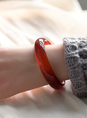 天然红玛瑙手镯冰透马达加斯加红玉髓镯子本命年红T水晶南红手镯