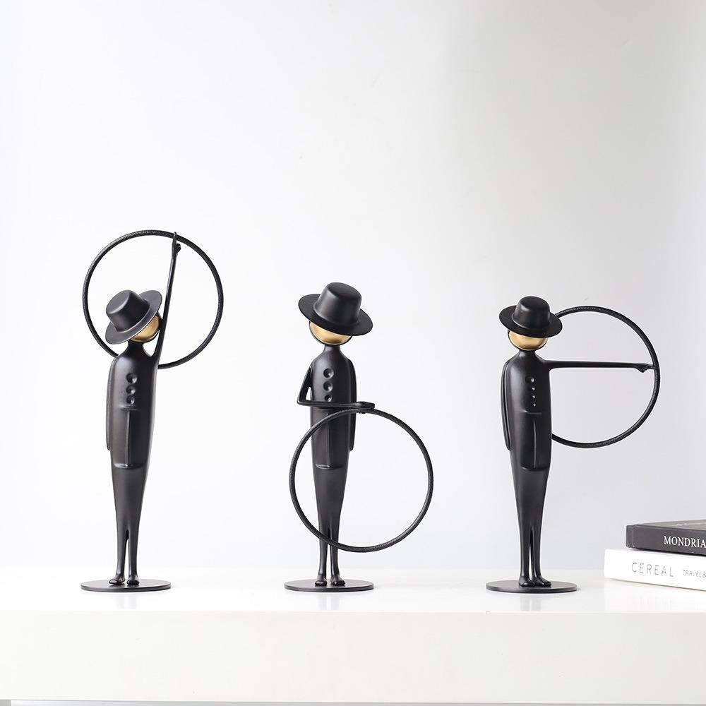 现代抽象铸铁人物小雕塑摆件样板房酒店家具展厅展示柜装饰摆件