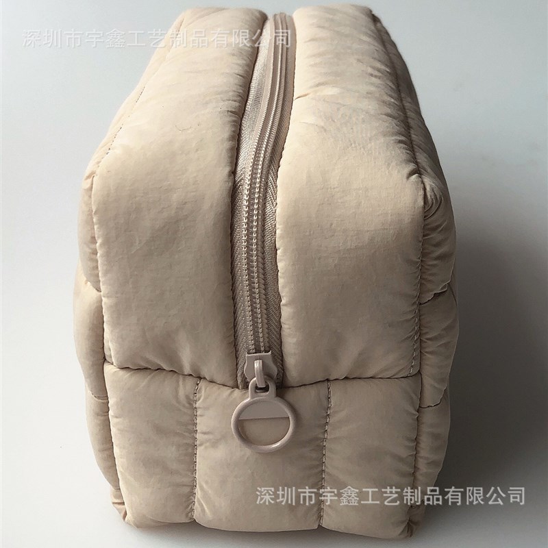 2024新款间棉衍生缝刺绣LOGO泡芙大容量便携旅行出差防撞化妆包女