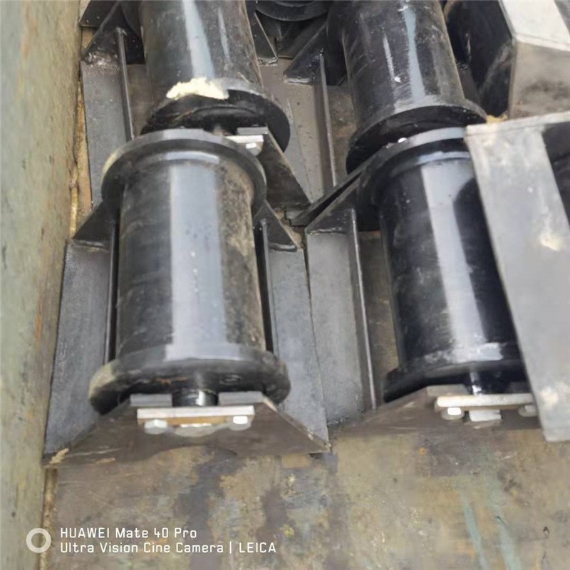 不易磨损皮带钢轨托m辊 机械性能好钢轨托辊 108*1150钢轨托辊