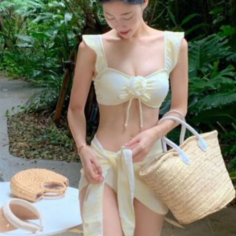 温泉泳衣女高级感分体性感花朵比基尼三件套小胸聚拢显瘦遮肚泳装