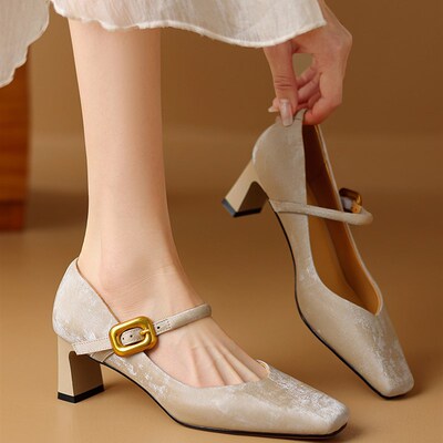 新中式鞋子女2024新款爆款轻国风浅色高跟鞋粗跟一字带中跟单鞋
