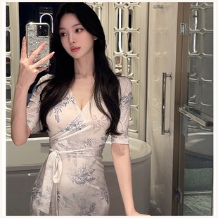 海边度假沙滩长裙女 修身 新中式 优雅白色印花连衣裙V领系带一片式